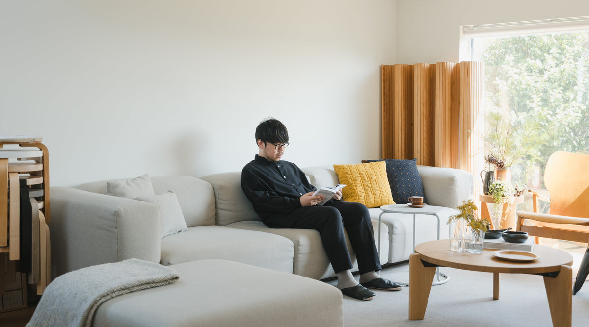 ヴィトラのある暮らし：オンとオフの真ん中にあるソファ – Vitra